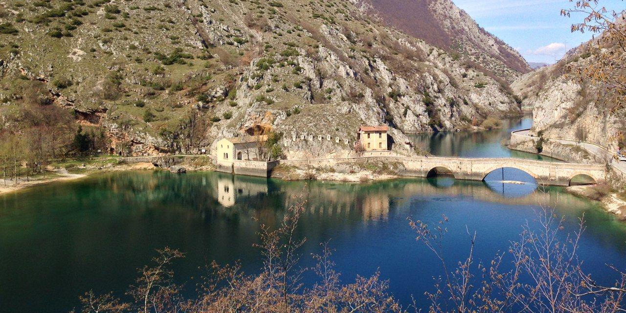 La Locanda Del Lago Lucciola Villalago Buitenkant foto